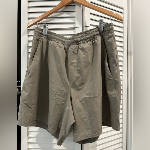 lululemon athletica Men's Athletic Shorts in khaki olive 7 long - Picture 1 of 4